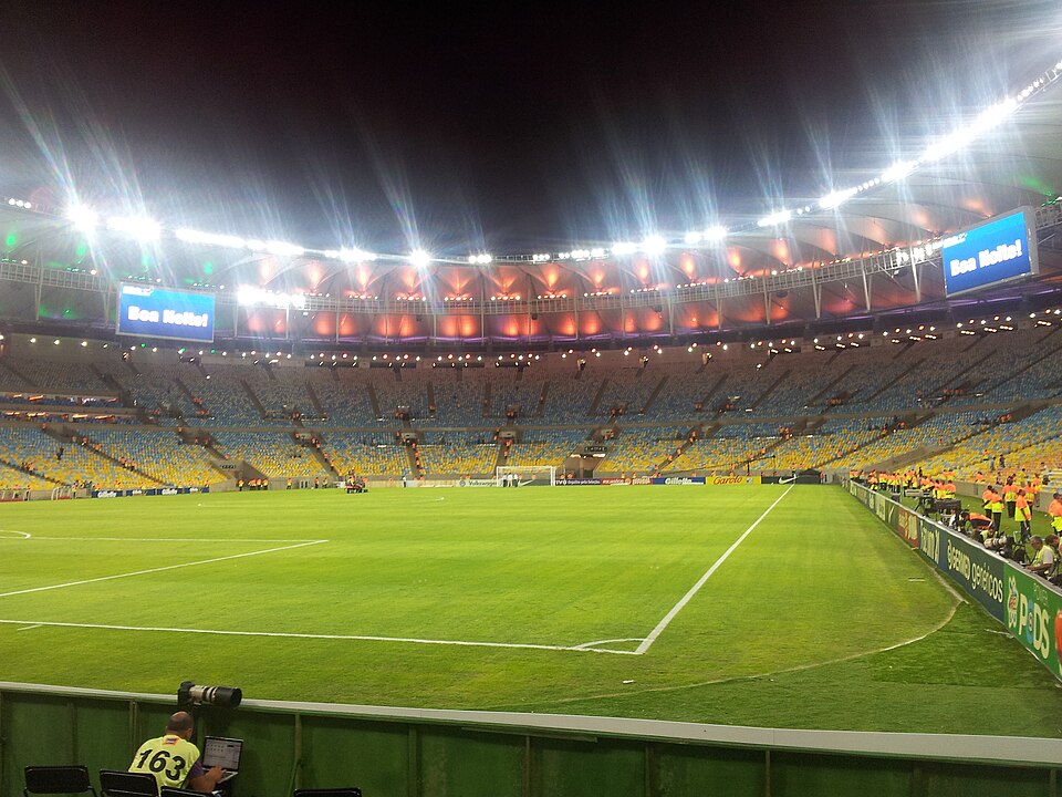 Estadio Couto Pereira iluminado durante un partido nocturno