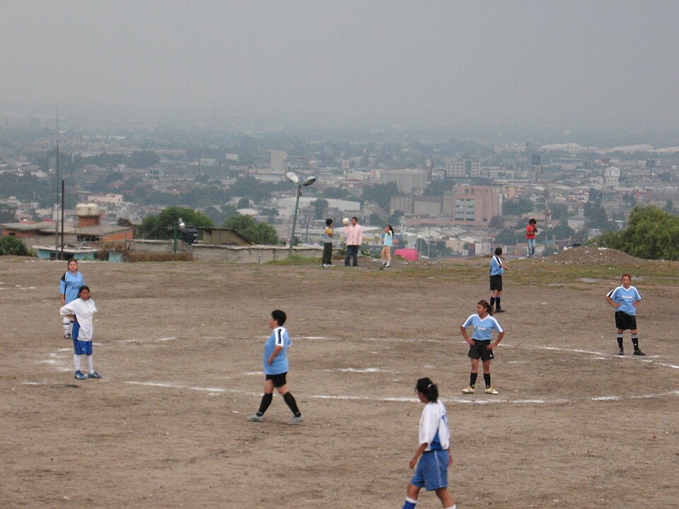 Jugadores disputando un saque de esquina en la liga argentina