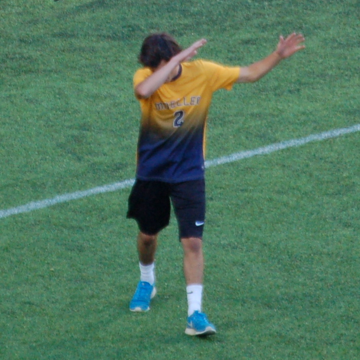 Hinchas mirando un clásico de fútbol en un bar deportivo