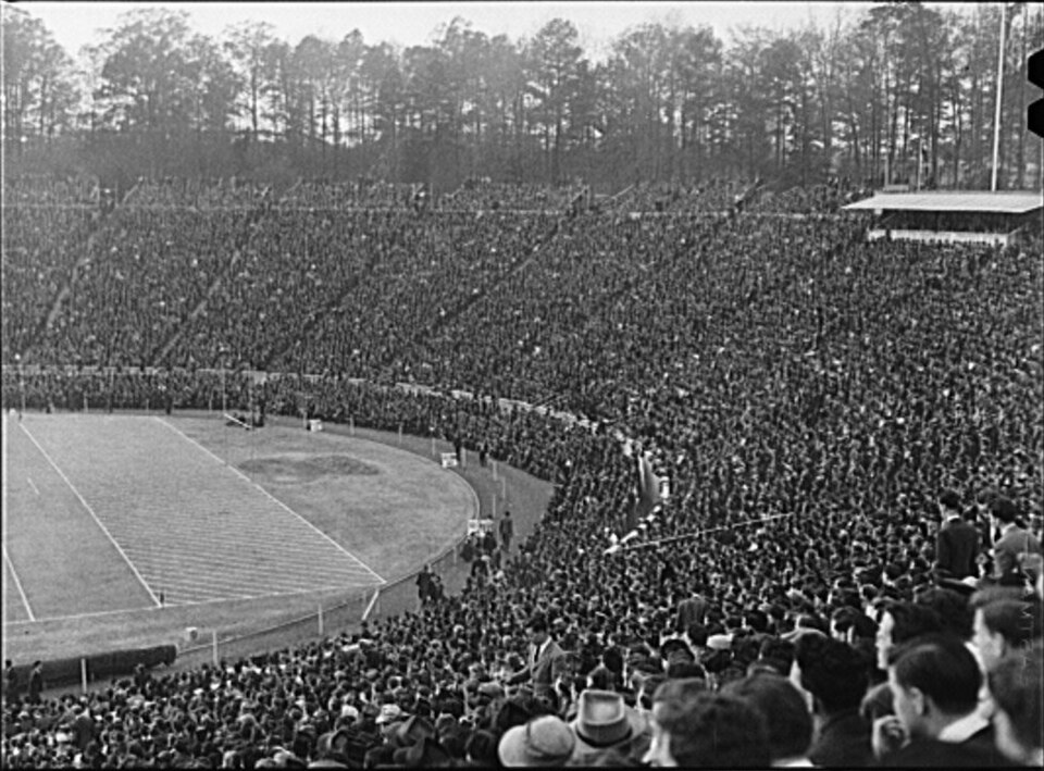 Aficionados viendo un partido de fútbol en una pantalla grande