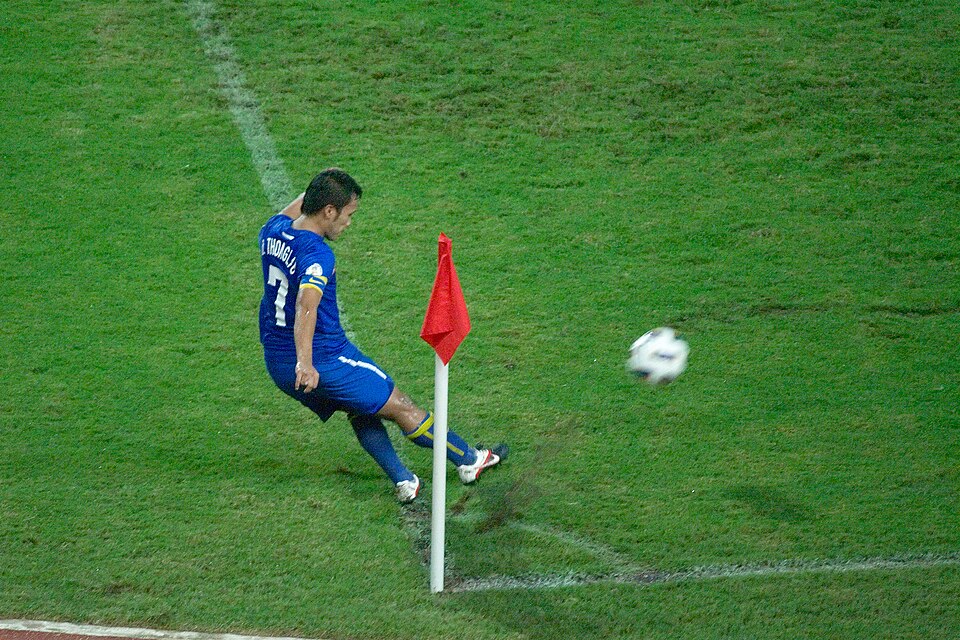 Un jugador se prepara para ejecutar un saque de esquina