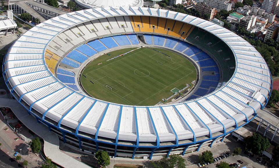 Vista aérea del estadio Maracaná en un partido nocturno